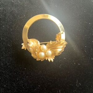 Vintage Elegant Gold Leaf Brooch with Pearls
